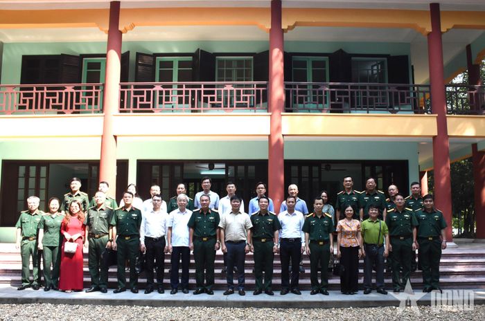  Các đại biểu dự hội nghị chụp ảnh trước nhà làm việc của Chủ tịch Hồ Chí Minh tại Khu di tích K9. 