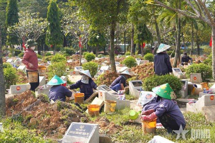 Hàng chục công nhân của Ban Quản trang TP Hồ Chí Minh đang tập trung toàn lực để kịp tiến độ. 