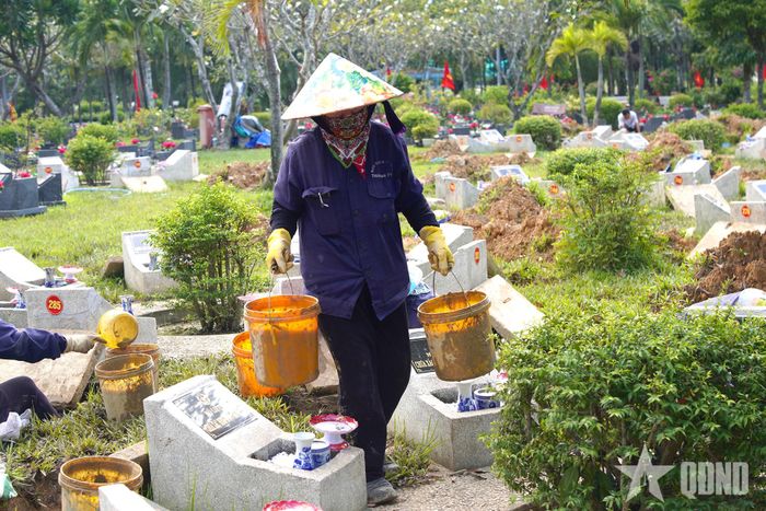 Để chuẩn bị không gian an táng tốt nhất, nhiều công nhân cẩn thận múc bùn lầy và nước ứ đọng dưới hố lên, nhằm giữ cho bên trong huyệt mộ luôn khô ráo trước khi tiến hành công đoạn đổ cát lót. 