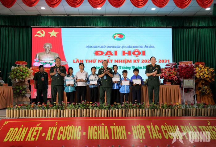 Tặng quà 10 em học sinh có hoàn cảnh khó khăn của xã Lạc Dương, tỉnh Lâm Đồng. 
