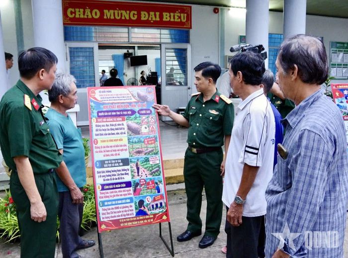 Người dân xã Tân Phú Trung, tỉnh Đồng Tháp đến tham gia buổi phổ biến, giáo dục pháp luật.