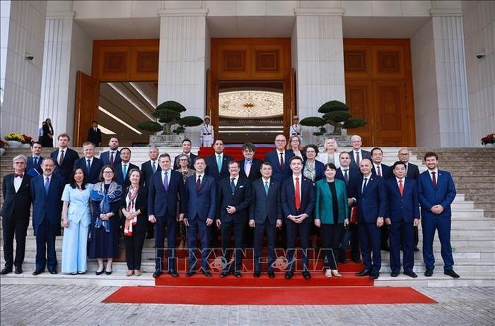 Thủ tướng Lê Minh Hưng với các đại sứ, đại biện các nước thành viên EU cùng các đại biểu tại cuộc tiếp.