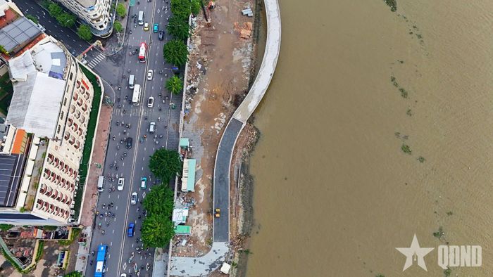  Phần cầu dẫn phía Công viên Bến Bạch Đằng. 