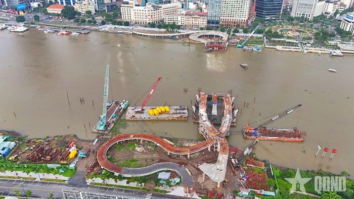  Công trường cầu đi bộ qua sông Sài Gòn nhìn từ trên cao.  