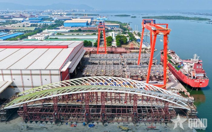 Vòm thép nhịp chính cầu đi bộ qua sông Sài Gòn được lắp dựng tại khu vực Vũng Tàu, chuẩn bị lai dắt về công trường để hợp long.  