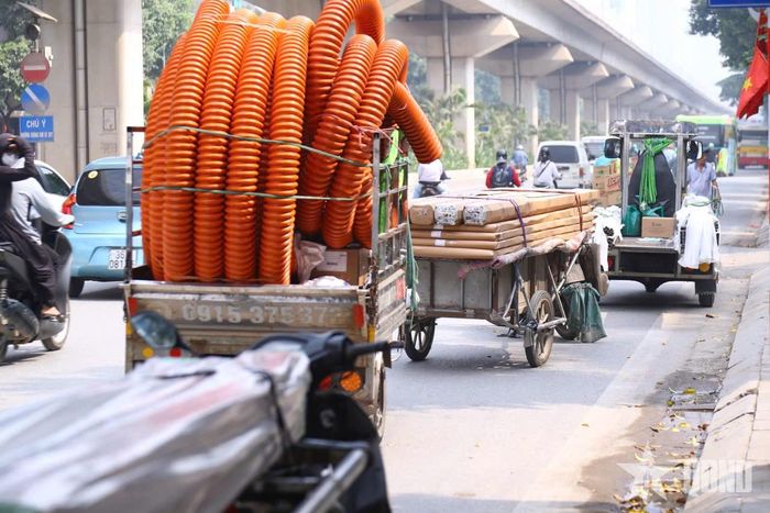  Các phương tiện chở hàng hoá vi phạm quy định về an toàn giao thông được kiểm tra, xử lý.  