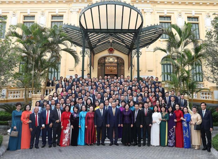 Tổng Bí thư, Chủ tịch nước Tô Lâm cùng các đồng chí lãnh đạo Đảng, Nhà nước và đại diện các doanh nghiệp tiêu biểu tại buổi gặp mặt. Ảnh: TTXVN