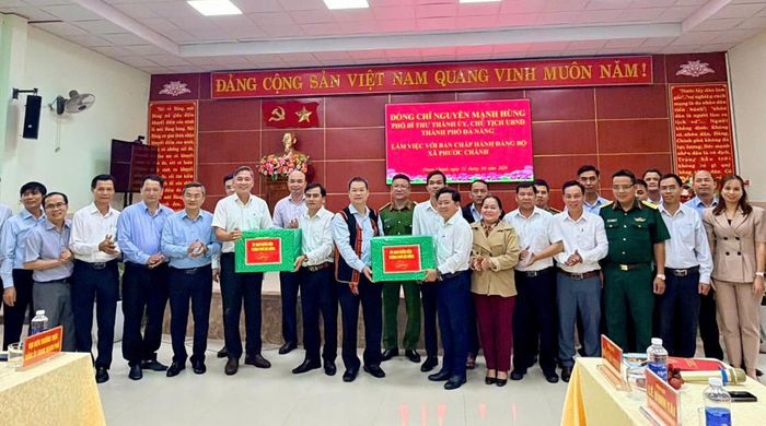 Chủ tịch UBND thành phố Đà Nẵng Nguyễn Mạnh Hùng cùng đoàn công tác tặng quà cho cán bộ và nhân dân xã Phước Chánh.