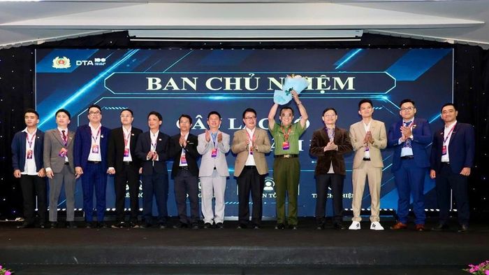 Các thành viên Ban Chủ nhiệm CLB Niềm tin số Lâm Đồng.