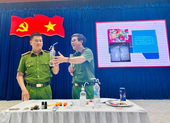 Công an xã Gò Nổi tuyên truyền, phổ biến pháp luật về phòng, chống ma túy.