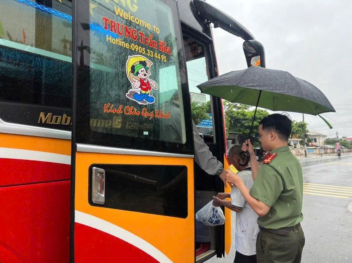 Công an xã Điện Bàn Tây hỗ trợ cụ ông trở về nhà.