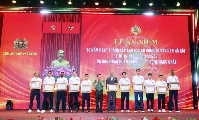 Bộ trưởng Lương Tam Quang trao Bằng khen cho các thành viên CLB Công an Hà Nội.