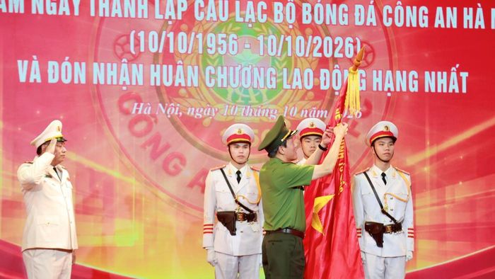 Thừa ủy quyền, Bộ trưởng Lương Tam Quang trao Huân chương Lao động hạng Nhất tặng CLB Bóng đá Công an Hà Nội.