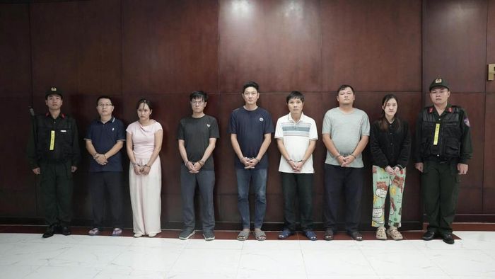 Công an TP Hồ Chí Minh khởi tố 5 vụ án và bắt tạm giam 21 bị can về các hành vi: “Giả mạo trong công tác” và “Mua bán trái phép hóa đơn”.