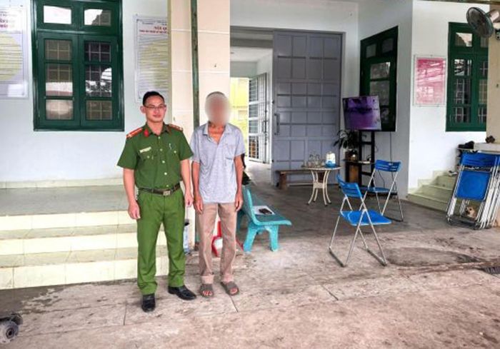 Công an xã Ia Đal đưa đối tượng H.V.N. đi chấp hành án phạt tù.