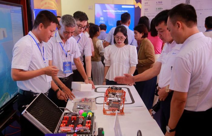 Các khu vực trưng bày, trình diễn và trải nghiệm sản phẩm công nghệ của các trường học thu hút đông đảo người xem.