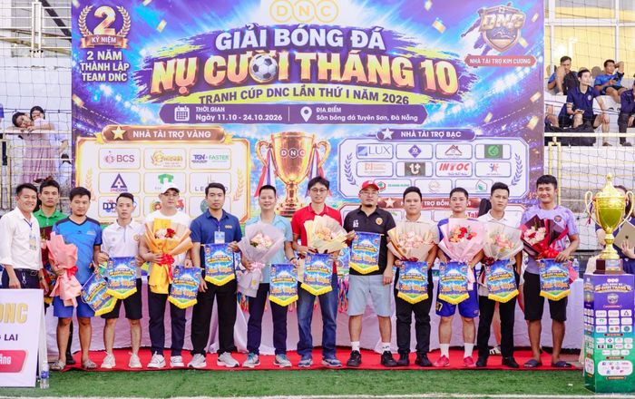 Ban Tổ chức tặng cờ lưu niệm các đội bóng tham gia giải
