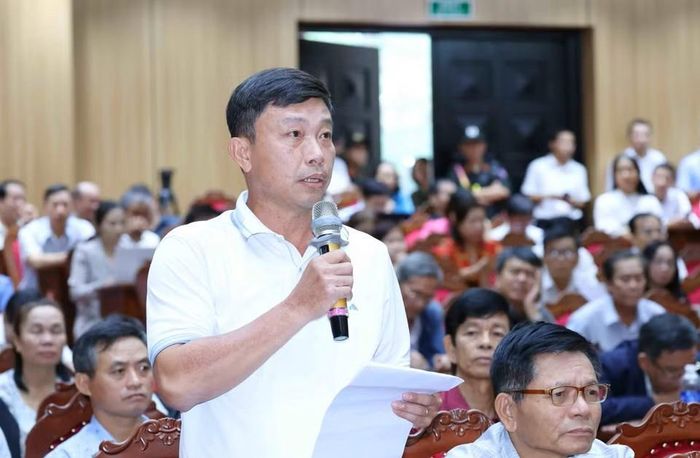 Cử tri phát biểu ý kiến tại buổi tiếp xúc
