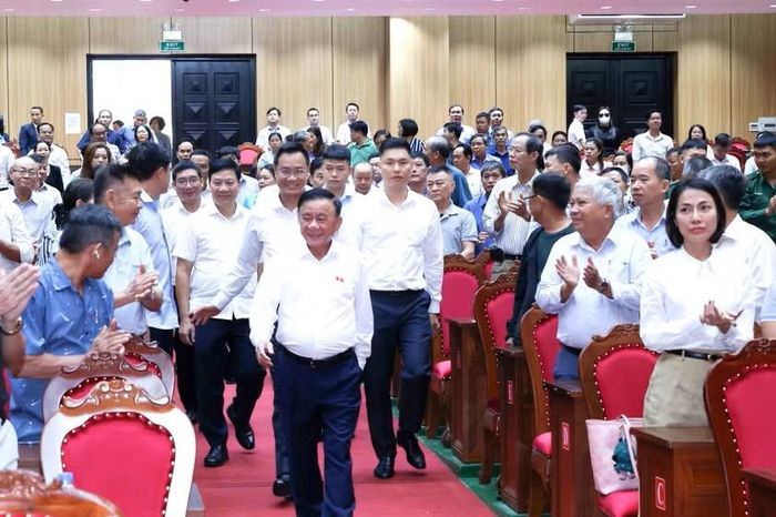 Thường trực Ban Bí thư Trần Cẩm Tú đến dự buổi tiếp xúc cử tri