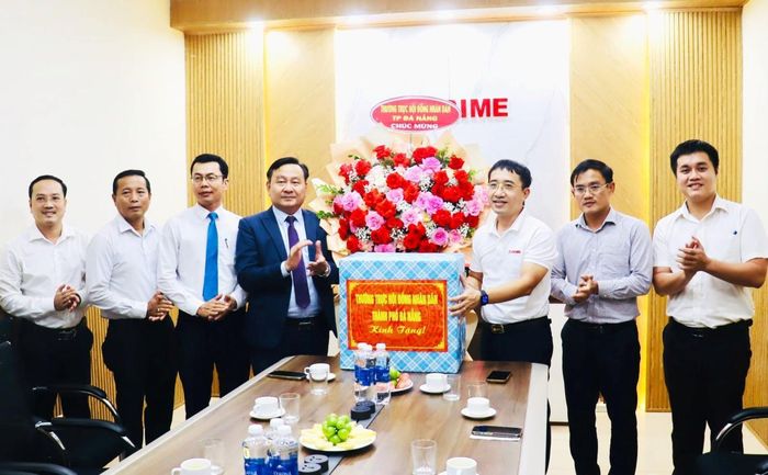Phó Chủ tịch HĐND TP Nguyễn Công Thanh tặng hoa, quà, chúc mừng Công ty TNHH Karcher Việt Nam Technology.