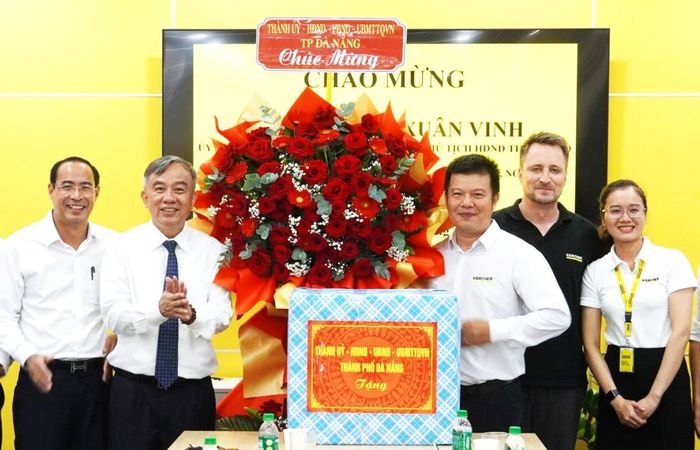 Phó Chủ tịch HĐND TP Trần Xuân Vinh tặng hoa, quà, chúc mừng Công ty CP Prime Đại Lộc.
