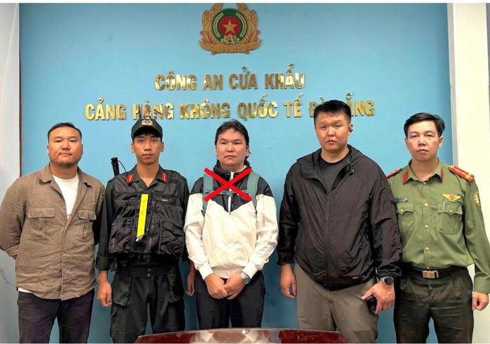 Bàn giao đối tượng Erdenemunkh Barkhas (x) cho lực lượng chức năng Mông Cổ