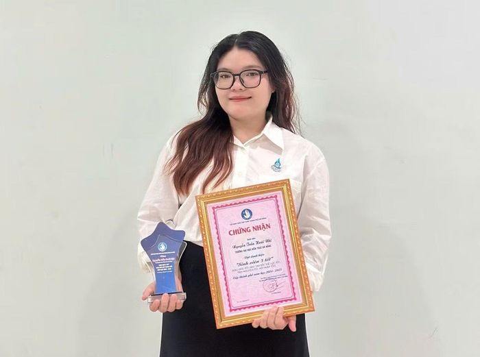 Hoài Nhi đạt danh hiệu 'Sinh viên 5 tốt' cấp Thành phố.