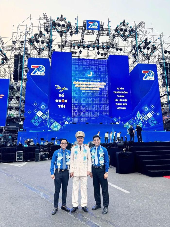 Trần Đình Huy (ngoài cùng, bên phải) được T.Ư Hội Liên hiệp Thanh niên Việt Nam tặng Giải thưởng Nguyễn Chí Thanh, năm 2026.