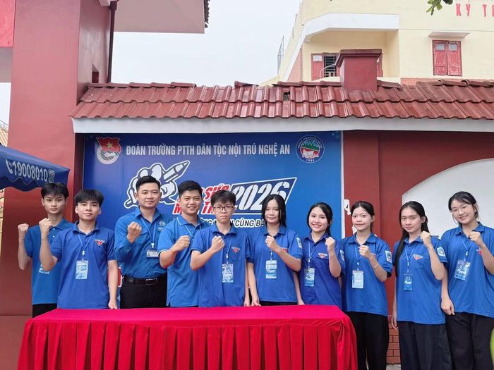 Đình Huy (thứ tư, từ trái sang) tham gia hoạt động "Tiếp sức mùa thi" năm 2026.