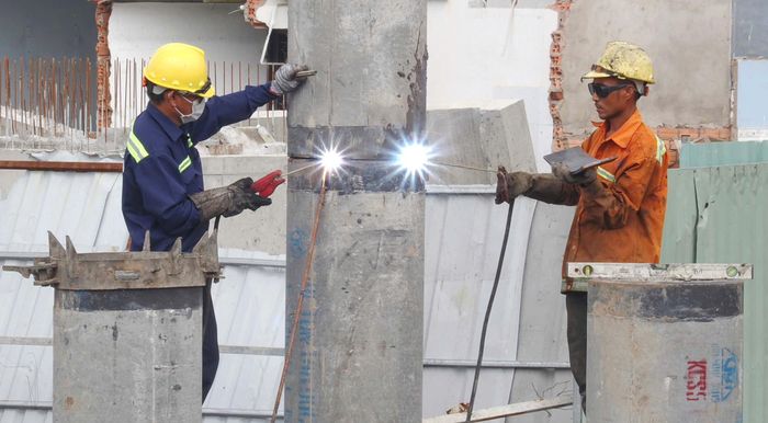  Công nhân thi công các hạng mục thuộc dự án cải tạo rạch Xuyên Tâm, đoạn Rạch Lăng, phường An Nhơn, TPHCM. Ảnh: HOÀNG HÙNG 