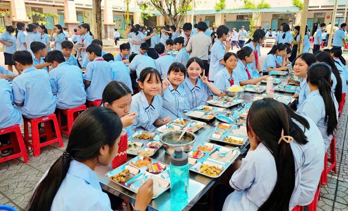  Học sinh Trường THCS Hồ Văn Long (phường Bình Tân, TPHCM) trong giờ ăn trưa. Ảnh: THU TÂM 