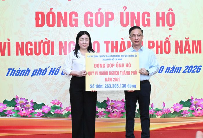  Phó Bí thư Thành ủy TPHCM Đặng Minh Thông trao bảng kinh phí ủng hộ Quỹ “Vì người nghèo TPHCM” năm 2026. Ảnh: VIỆT DŨNG 