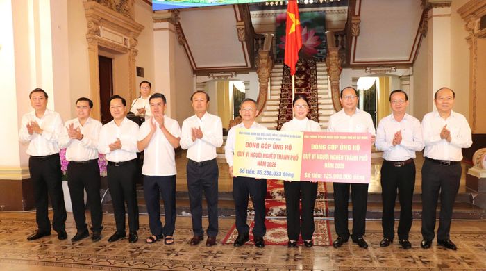  Cán bộ, công chức, người lao động cơ quan Văn phòng Đoàn đại biểu Quốc hội và HĐND TPHCM, Văn phòng UBND TPHCM, đóng góp ủng hộ Quỹ "Vì người nghèo" sáng 12-10. Ảnh: THÁI PHƯƠNG 