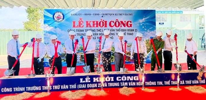  ﻿Các đại biểu thực hiện nghi thức khởi công công trình Trường THCS Trừ Văn Thố (giai đoạn 2) 