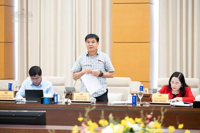  Phó Chủ nhiệm Ủy ban Kinh tế và Tài chính Nguyễn Hữu Toàn báo cáo thẩm tra. Ảnh: Quochoi.vn 