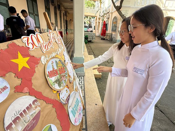Học sinh Trường THPT Lê Quý Đôn xem triển lãm các sản phẩm học tập của học sinh tham gia dự án