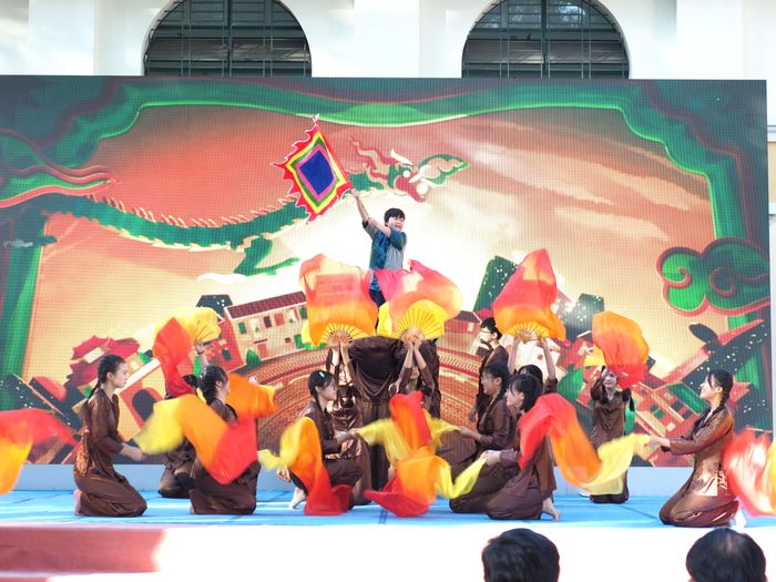 Học sinh Trường THPT Lê Quý Đôn tham gia tiết mục sân khấu hóa tái hiện cuộc đời nhà bác học Lê Quý Đôn