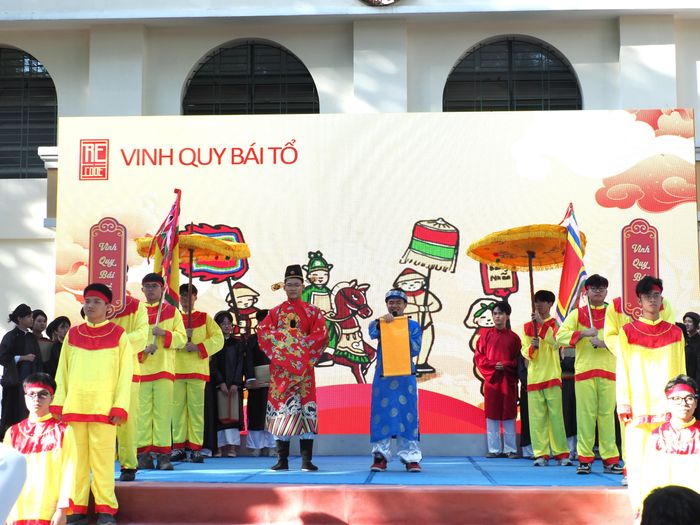 Học sinh Trường THPT Lê Quý Đôn tham gia tiết mục sân khấu hóa tái hiện cuộc đời nhà bác học Lê Quý Đôn