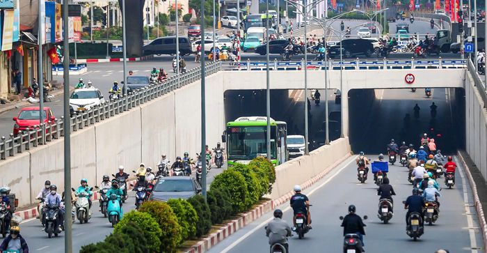 Hầm chui đường Lê Văn Lương - Tố Hữu là một trong những vị trí được lựa chọn để thí điểm bổ sung cây xanh. Ảnh: TIẾN CƯỜNG