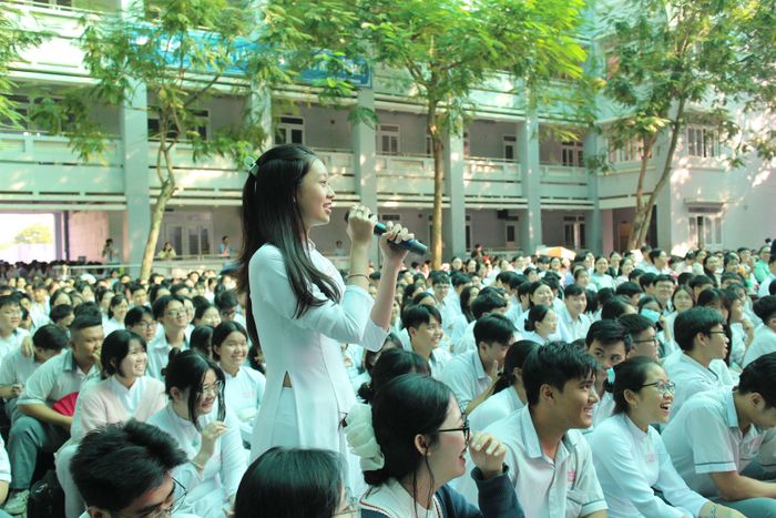 Học sinh Trường THPT Võ Văn Kiệt đặt câu hỏi với các chuyên gia. Ảnh: HỒNG ĐÀO