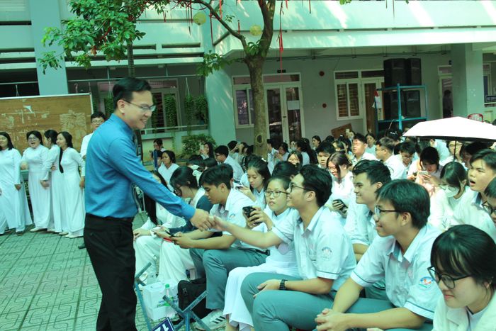 Tiến sĩ tâm lý Đào Lê Hòa An giao lưu cùng các em. Ảnh: HỒNG ĐÀO