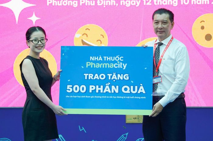 Tham gia chương trình, chuỗi nhà thuốc Pharmacity tặng thầy trò Trường THPT Võ Văn Kiệt 500 phần quà