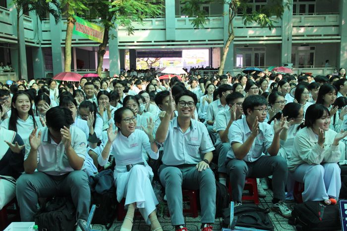 Các em học sinh hào hứng tham gia chương trình. Ảnh: HỒNG ĐÀO