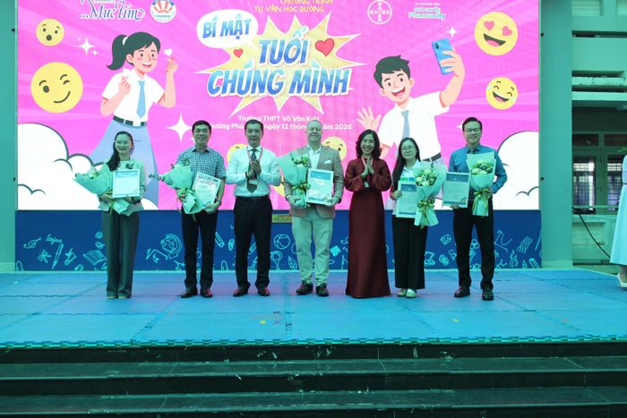 Ban tổ chức tri ân các chuyên gia, bác sĩ, nhà tài trợ đồng hành cùng chương trình. Ảnh: HỒNG ĐÀO
