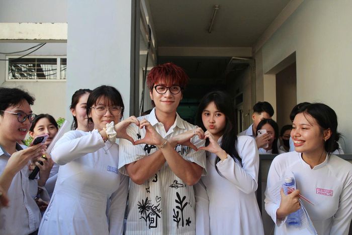 Học sinh Trường THPT Võ Văn Kiệt thích thú khi được gặp ca sĩ. Ảnh: HỒNG ĐÀO