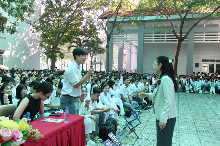 BS.CKI Lê Trần Xuân Mai chia sẻ các nội dung liên quan đến sức khỏe sinh sản. Ảnh: HỒNG ĐÀO