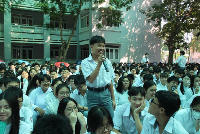 Các em bày tỏ quan điểm cá nhân về tình yêu tuổi học trò