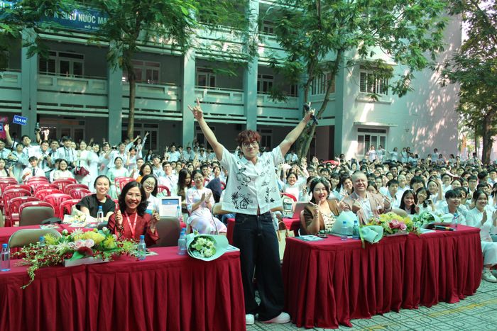 Ca sĩ Bùi Duy Ngọc giao lưu cùng các em