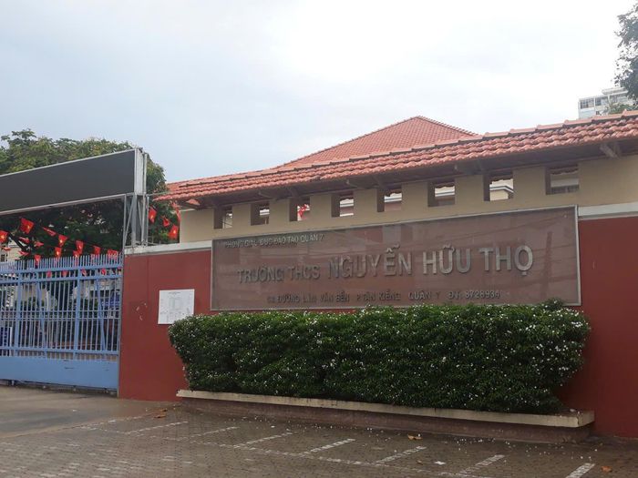  Trường THCS Nguyễn Hữu Thọ (quận 7 cũ), nay thuộc phường Tân Hưng- TPHCM ra thông báo cho học sinh về sớm 