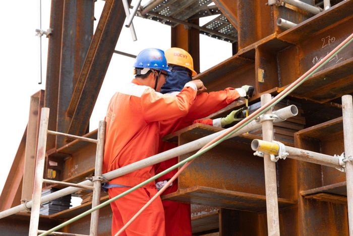  Công nhân đo đạc sau khi nâng tải 